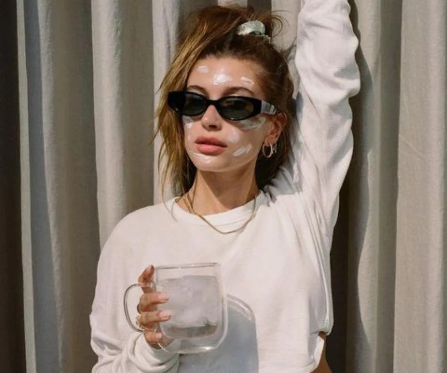 hailey-bieber-wearing-facemask