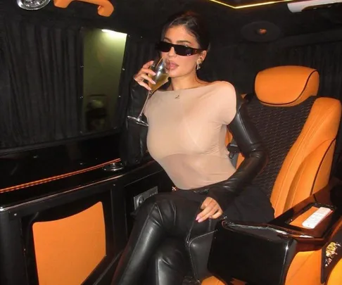 kylie-jenner-paris-fashion