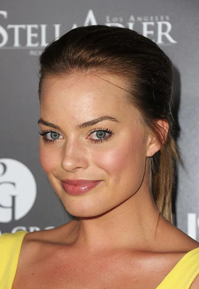 margot-robbie-june-2011