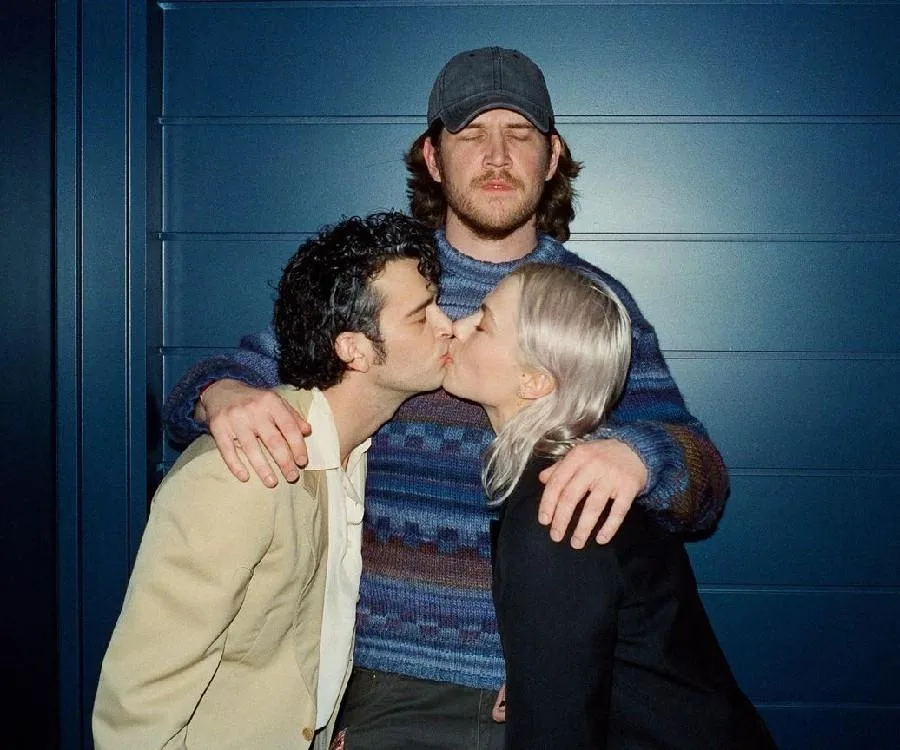 phoebe bridgers kisses matty healy while bo burnham watches