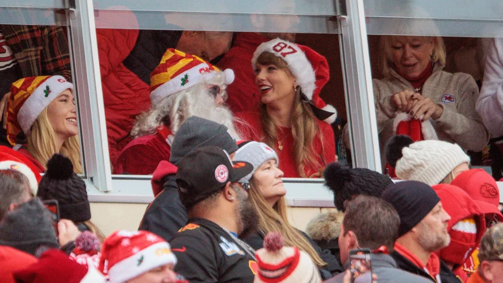 taylor-swift-travis-kelce-christmas-kansas-city