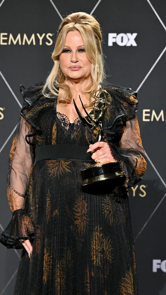 emmys-winners-2023-jennifer-coolidge