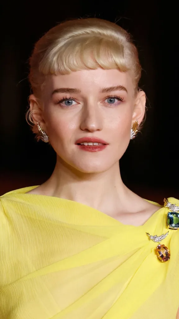 julia-garner-micro-fringe