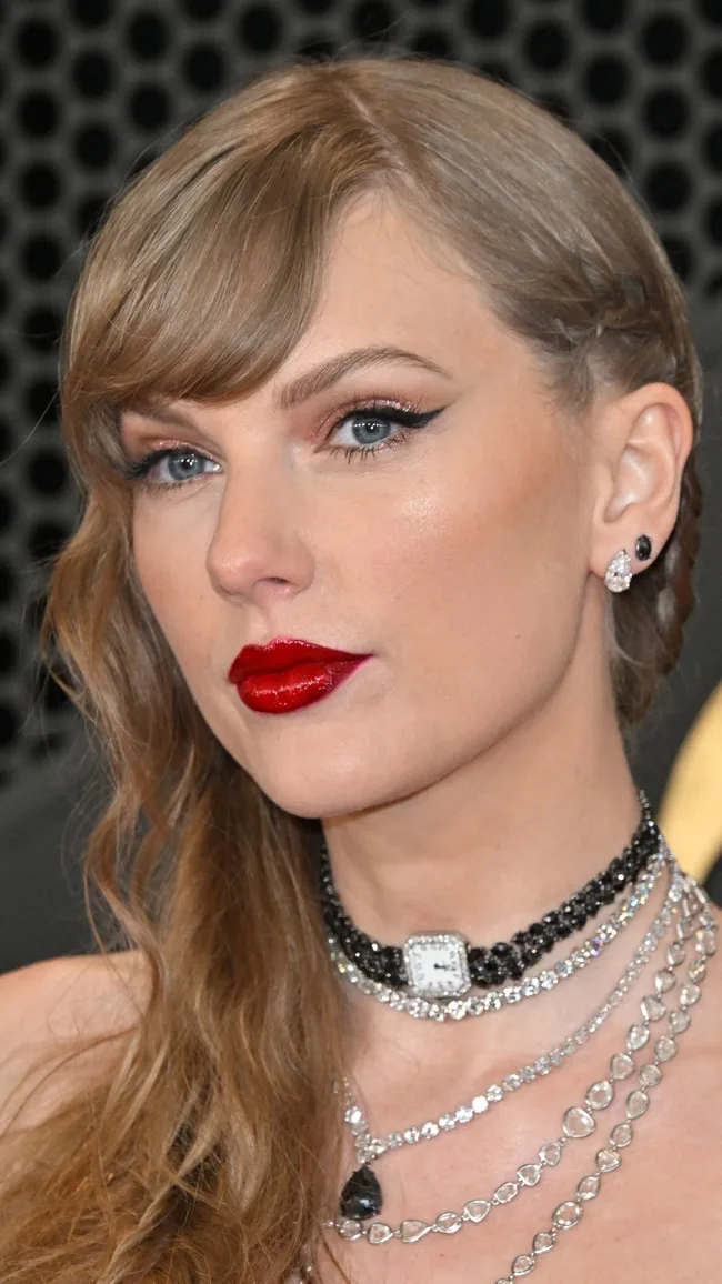 Taylor Swift’s Complete Before & After Beauty Evolution In Pictures - News