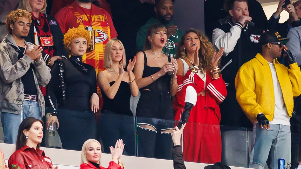 taylor-swift-ashley-avignone-super-bowl