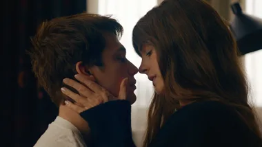 Anne Hathaway & Nicholas Galitzine Are A Steamy Pair In ‘The Idea Of You’