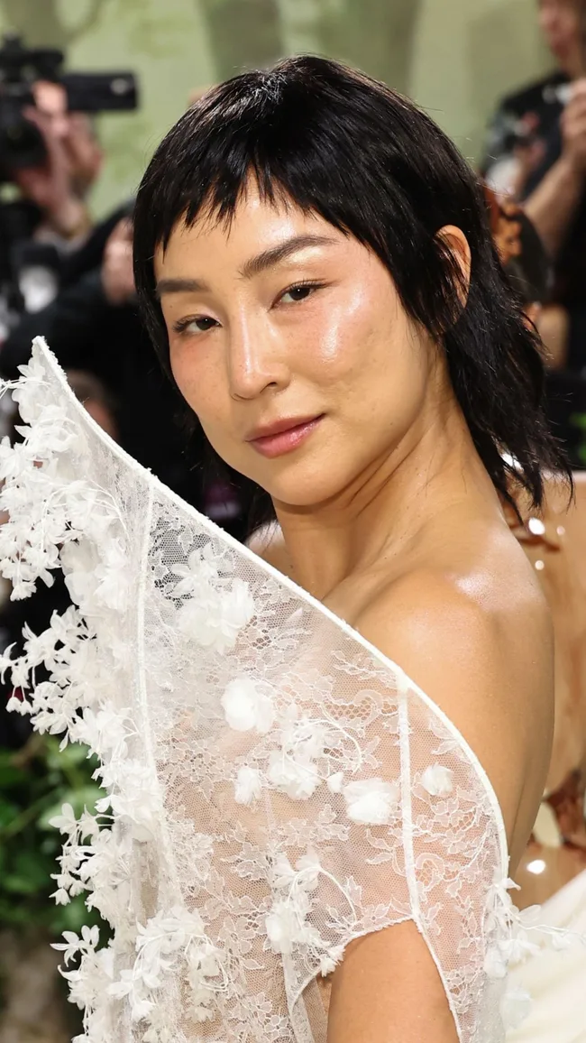 met-gala-beauty-looks-greta-lee