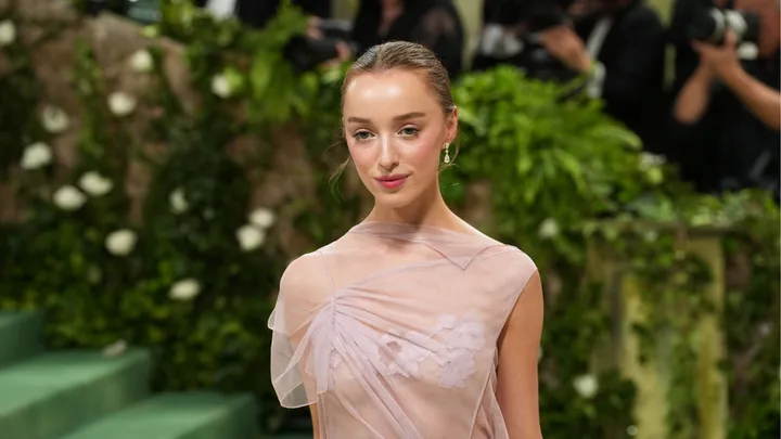 phoebe dynevor cameron fuller engaged met gala ring