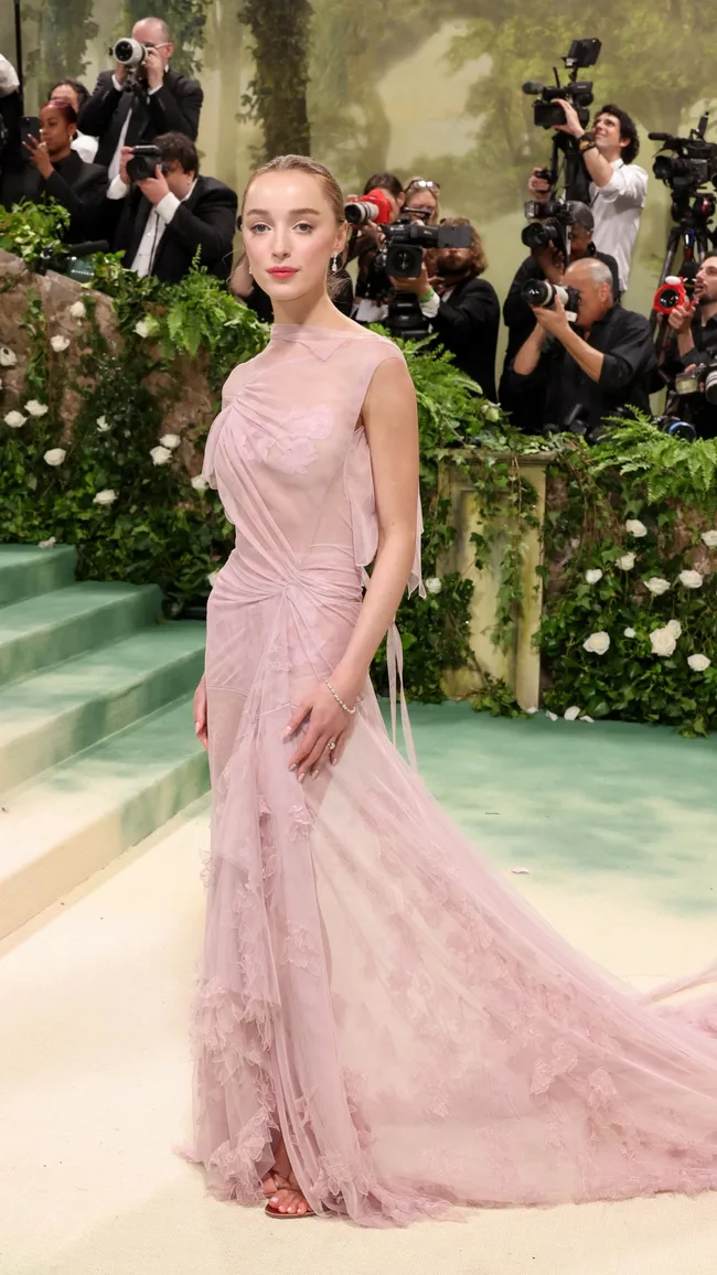 phoebe-dynevor-met-gala-2024