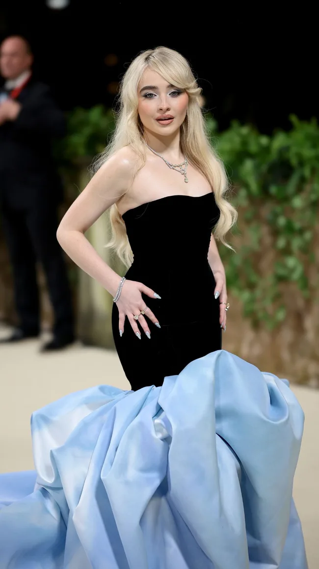 Sabrina Carpenter arrives at the 2024 Met Gala.