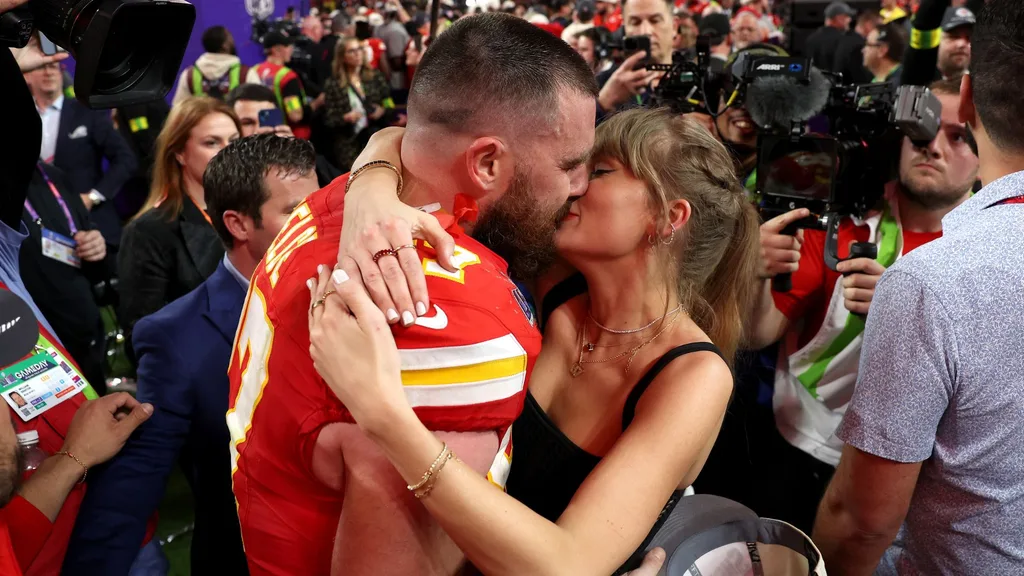 Taylor Swift and Travis Kelce kiss at the Super Bowl.