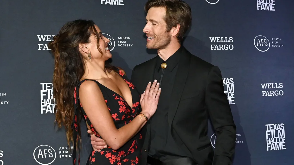 Glen Powell and Adria Arjona