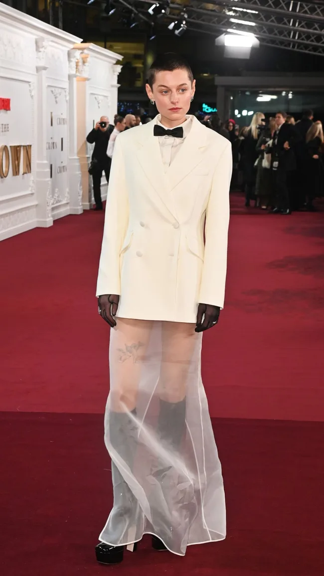 emma-corrin-the-crown