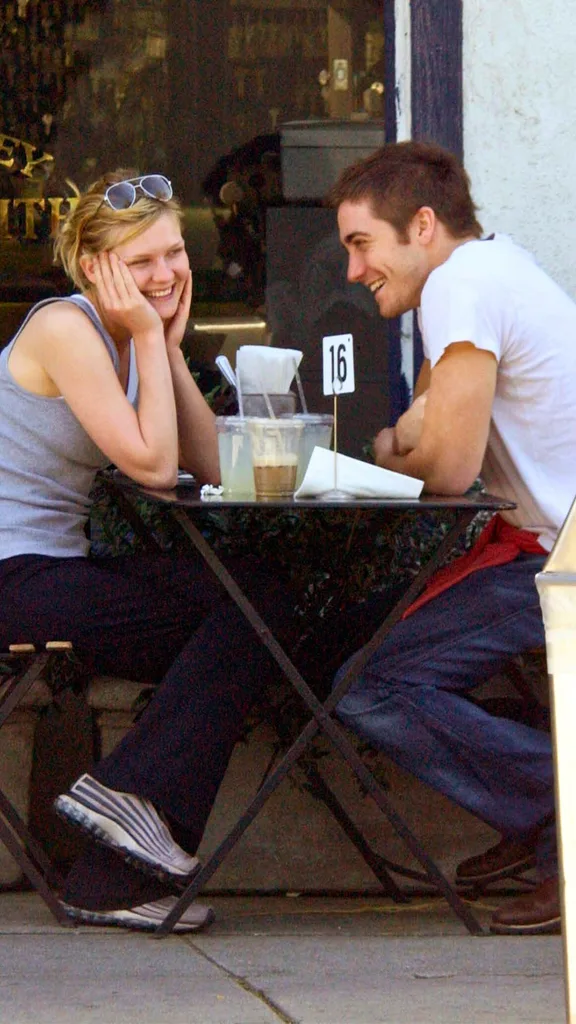 jake gyllenhaal and kirsten dunst having a funny conversation on a date