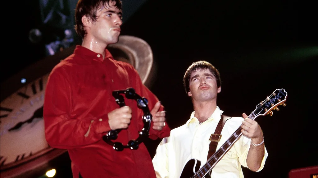 EARLS COURT Photo of Noel GALLAGHER and Liam GALLAGHER and OASIS, L-R: Liam Gallagher and Noel Gallagher performing live onstage