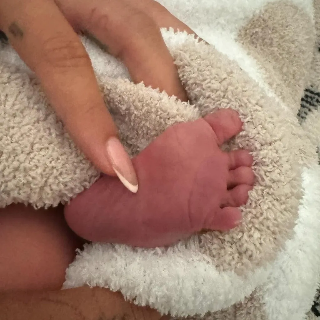 hailey and justin bieber baby announcement photo with little baby foot