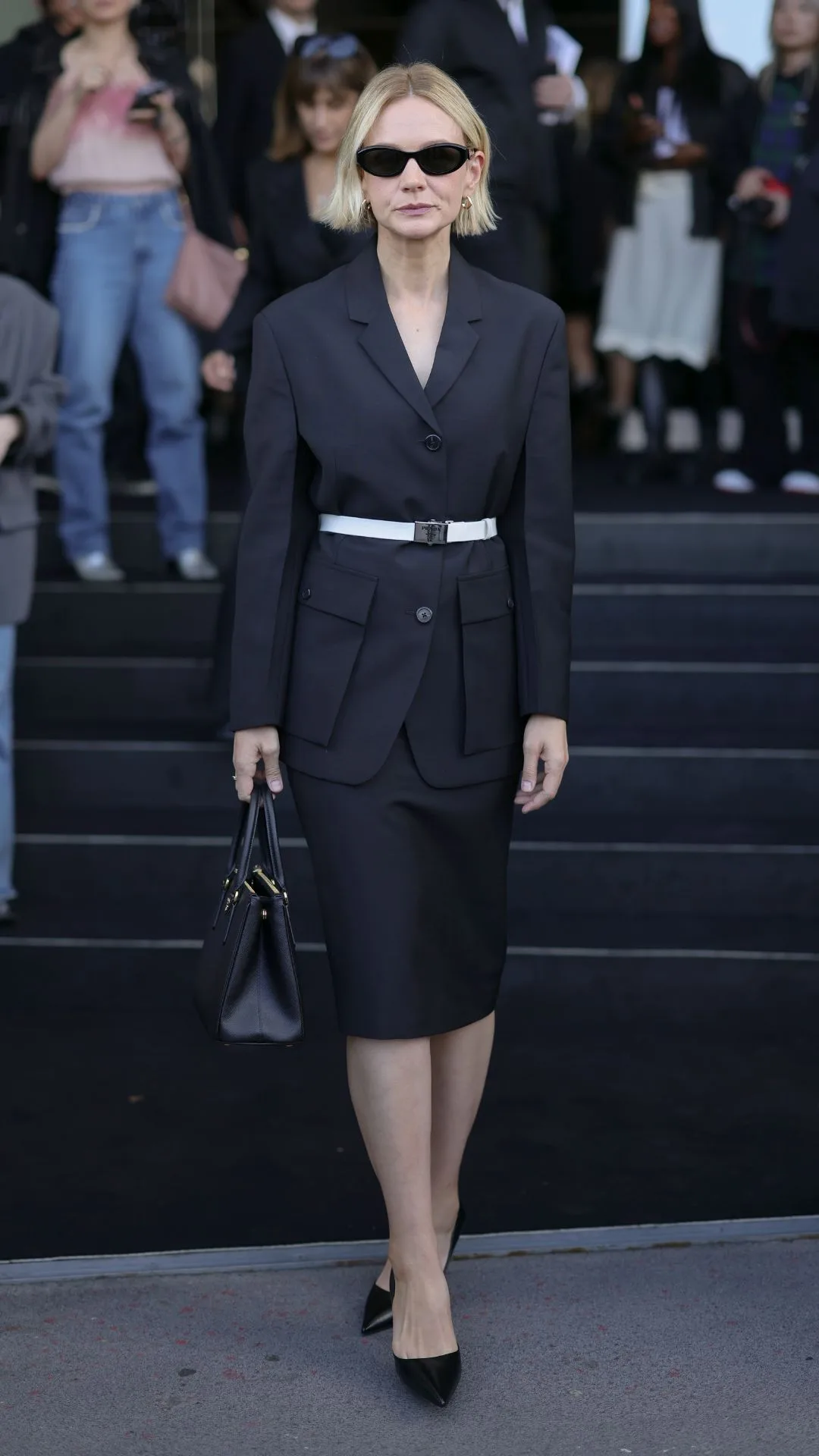 Carey Mulligan arrives at the Prada fashion show during the Milan Womenswear Spring/Summer 2025 on September 19, 2024 in Milan, Italy.