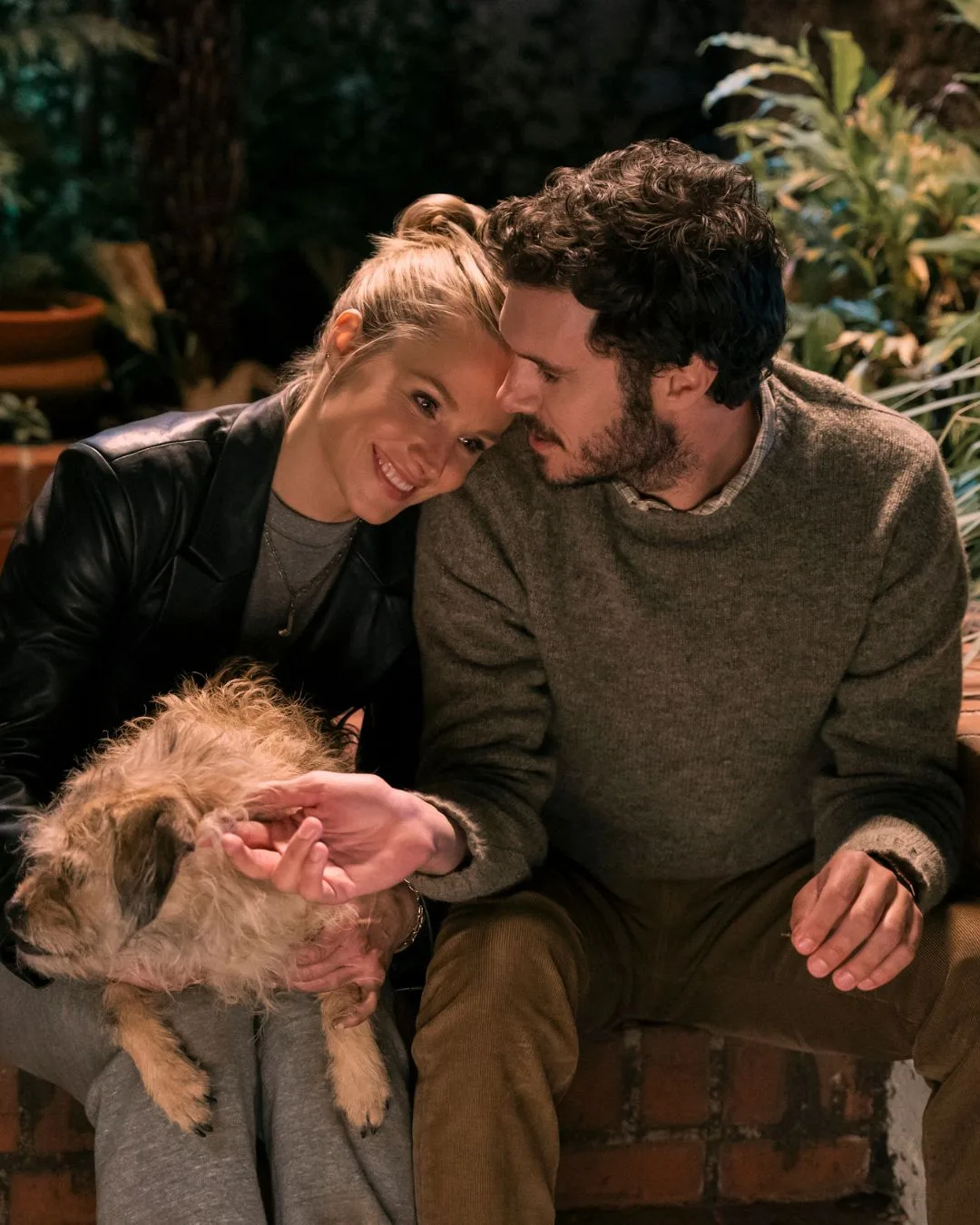 kristen bell leans her head on adam brody and smiles in nobody wants this