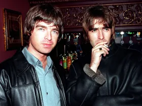 oasis brothers liam and noel gallagher in the 90s