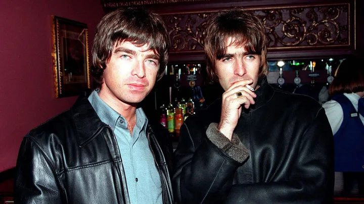 oasis brothers liam and noel gallagher in the 90s