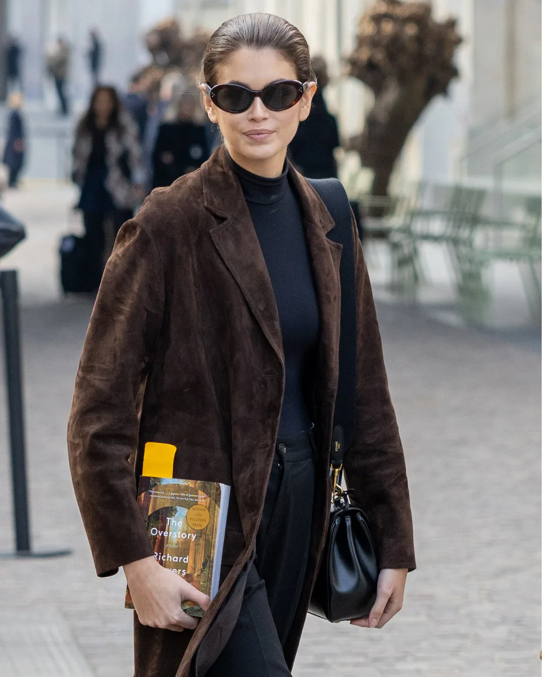 celebrities carrying books Kaia Gerber