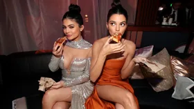 Kylie Jenner and Kendall Jenner at the 2024 Golden Globes eating pizza