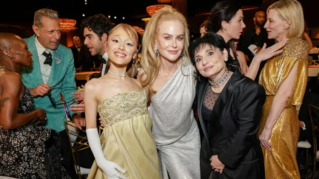 nicole kidman gets a photo with ariana grande and her mum at the golden globes