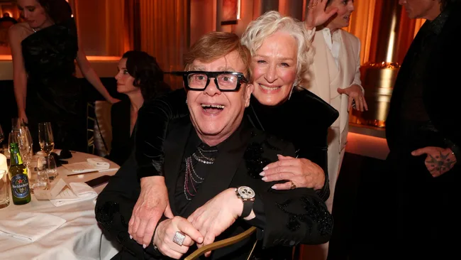 golden globes 2025 behind the scenes elton john and glenn close embrace