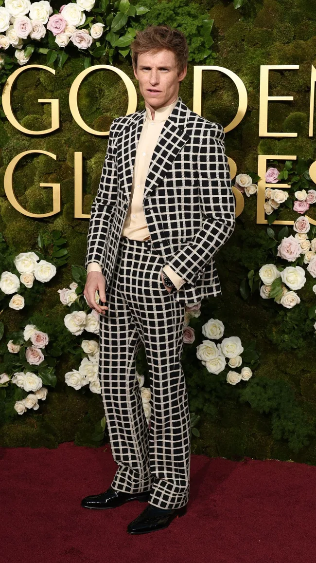 golden globes red carpet 2025 eddie redmayne wears black and white checkered suit