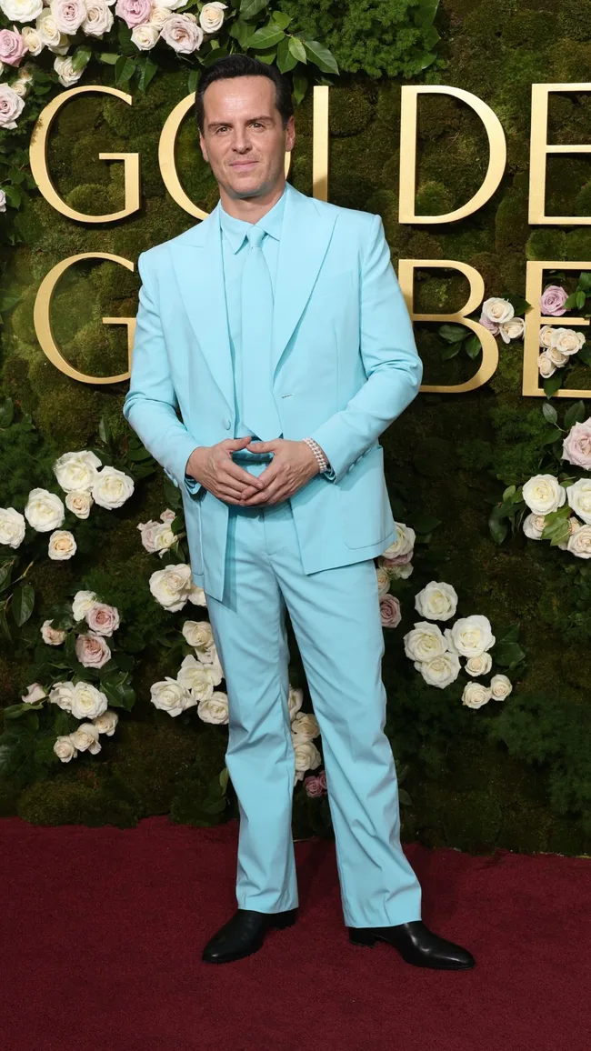 golden globes red carpet 2025 andrew scott in baby blue suit