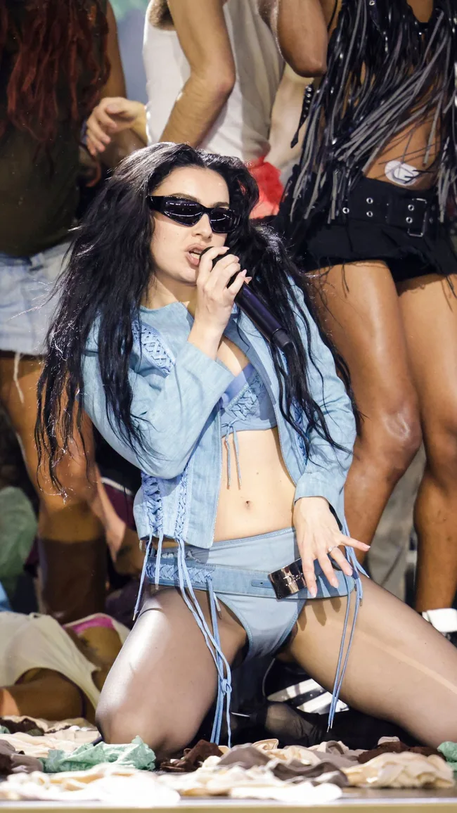 charli xcx grammys performance outfit