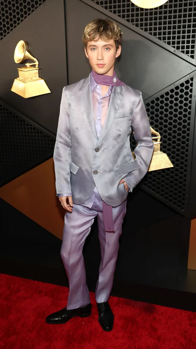 grammys red carpet troye sivan wears lilac suit
