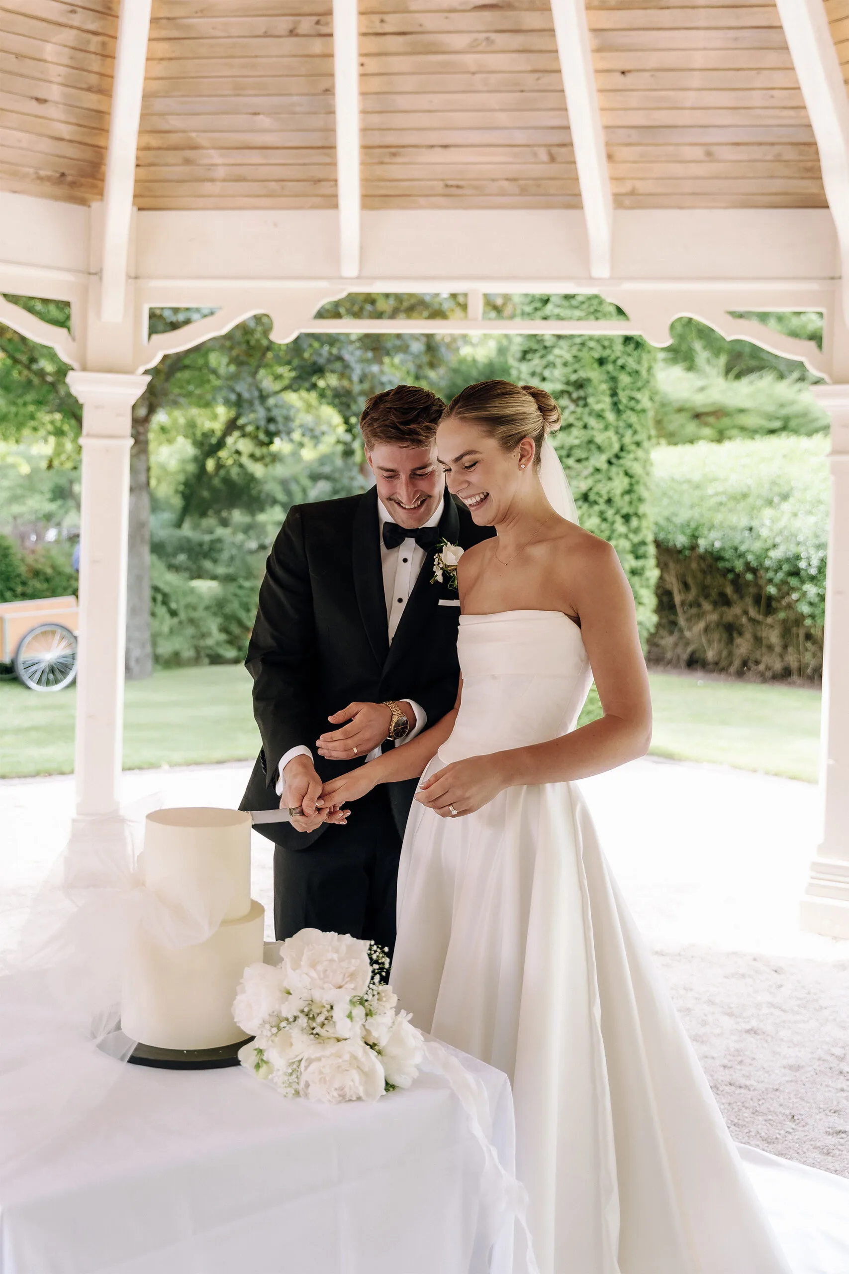 Samara and Fabian cutting their wedding cake