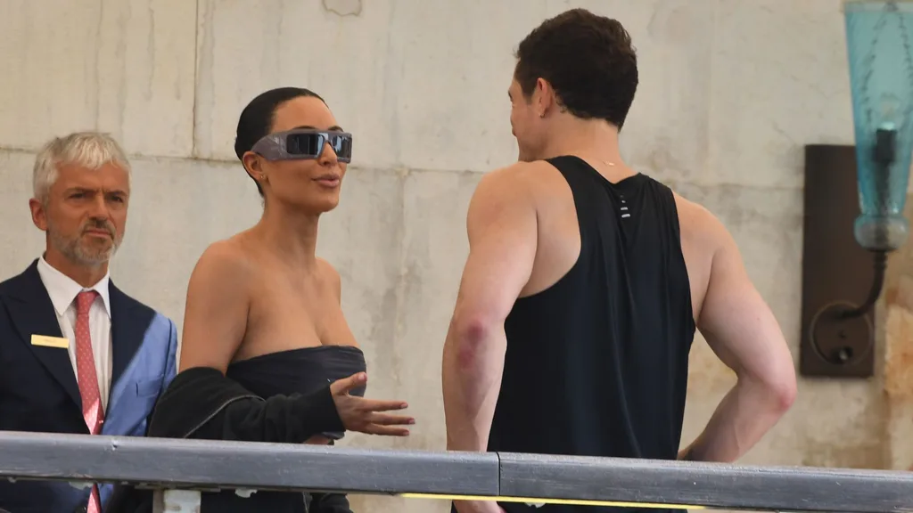 Kim Kardashian and Orlando Bloom talking at Jeff Bezos and Lauren Sanchez's wedding
