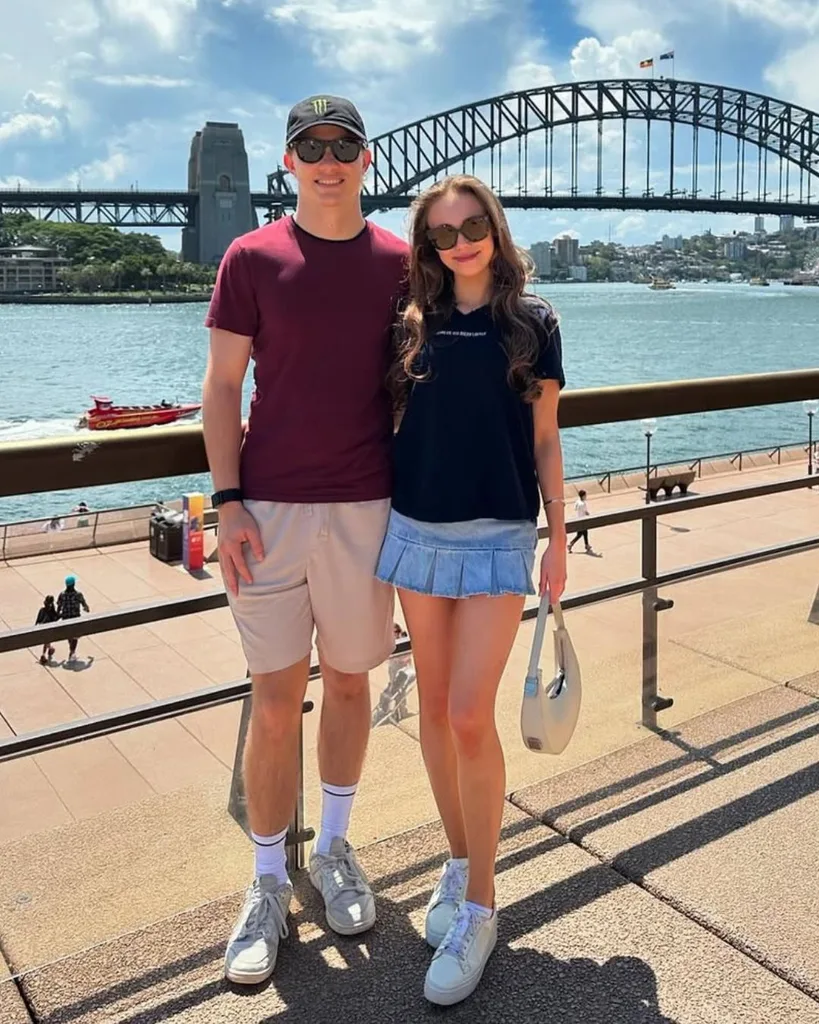 Oscar Piastri and Lily Zneimer in front of the Australian harbour bridge