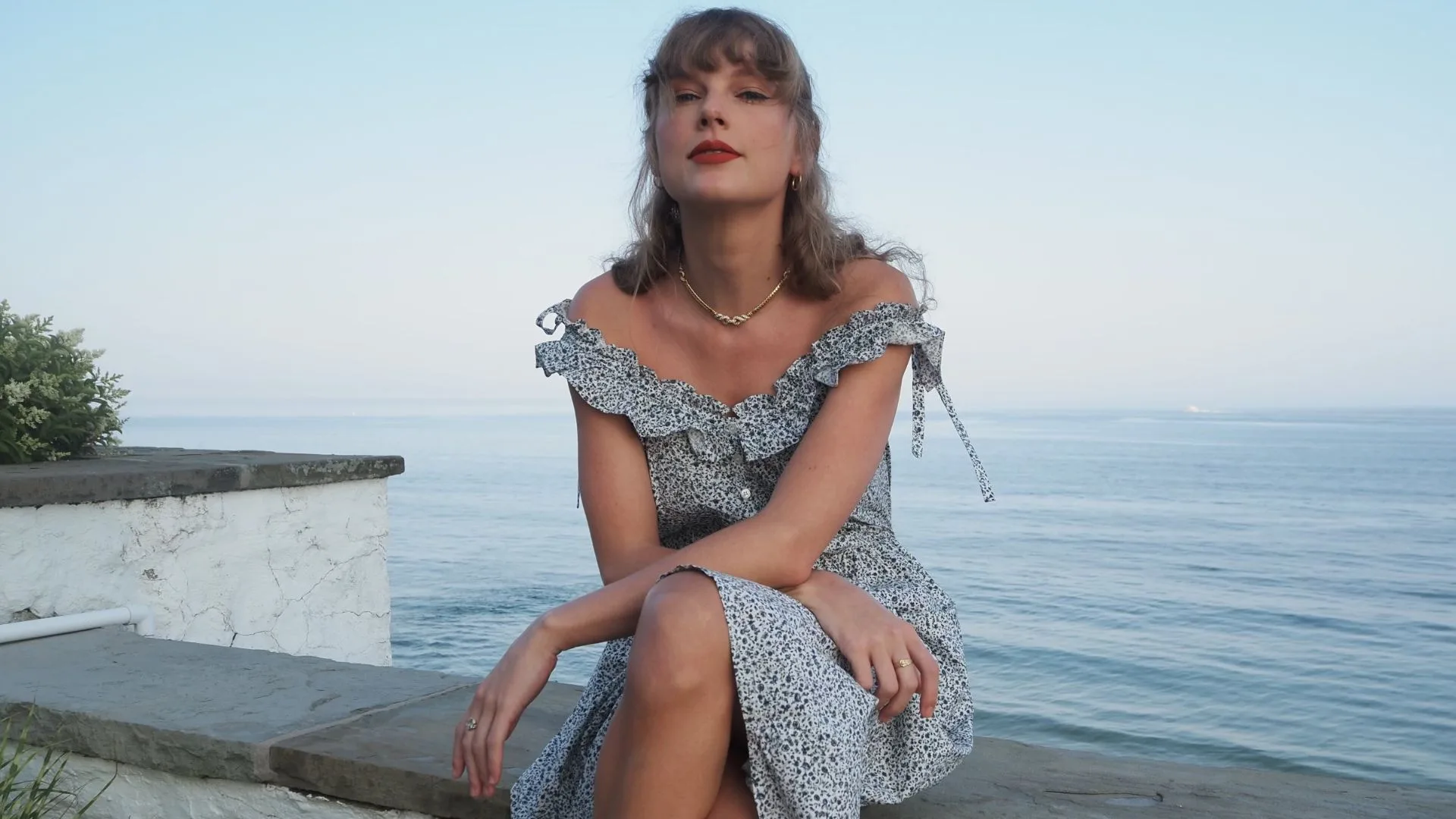 Taylor Swift by the seaside