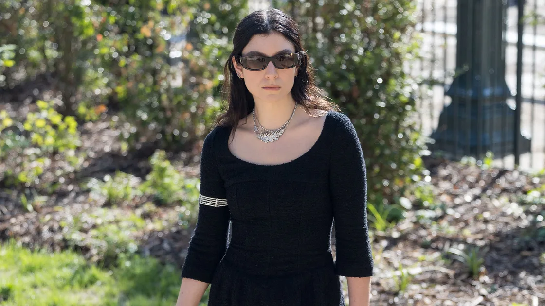 Lorde Wore The Ultimate Cool-Girl Accessory At Chanel Haute Couture