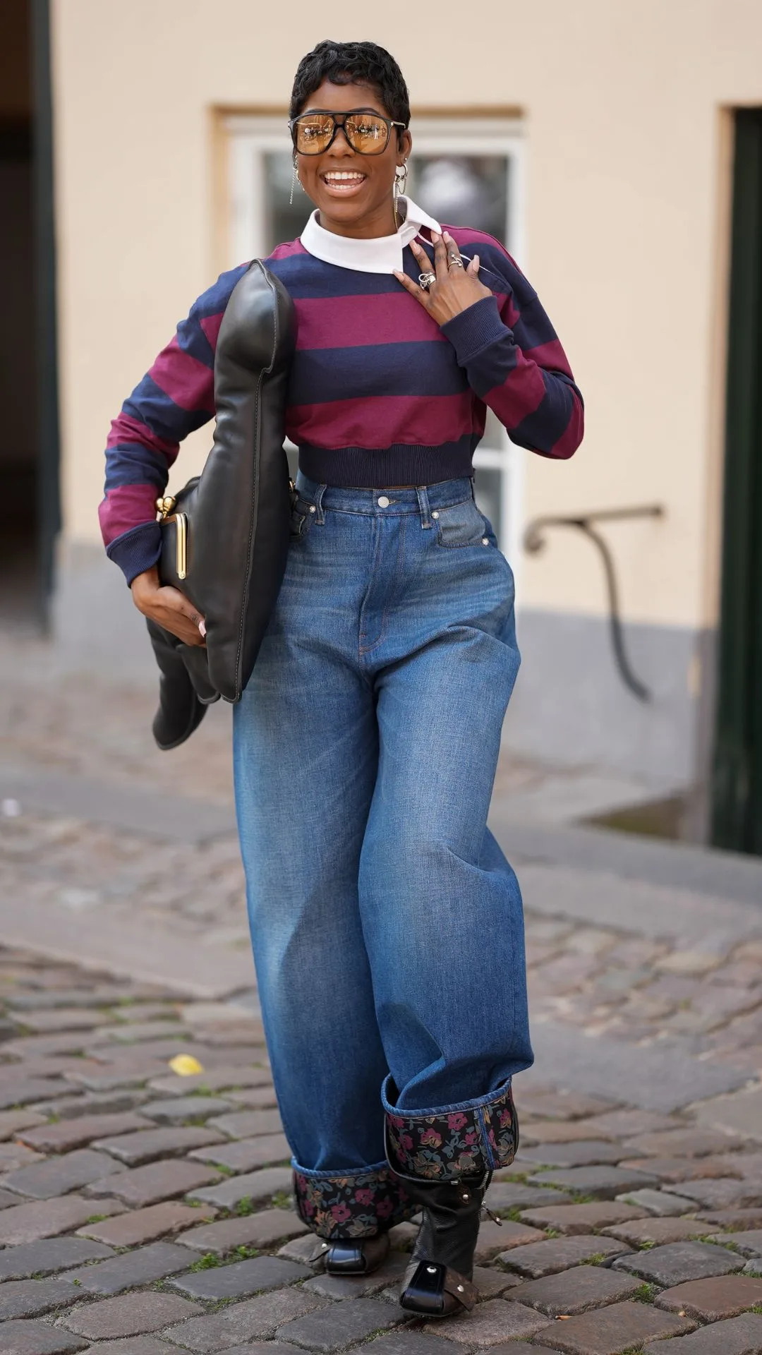 Girl wearing a polo shirt and bagg barrel leg jeans 