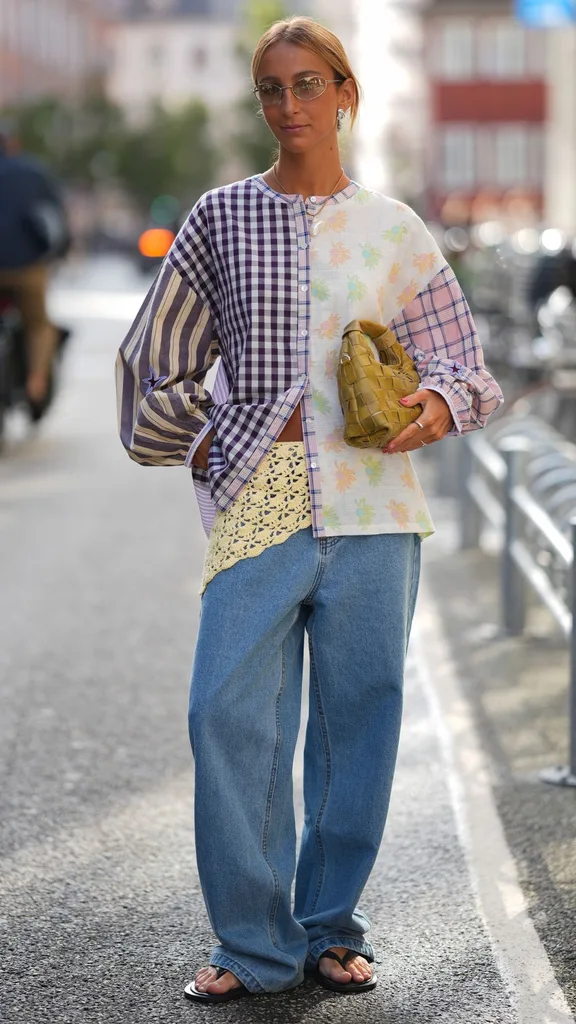 woman wearing baggy jeans with thongs