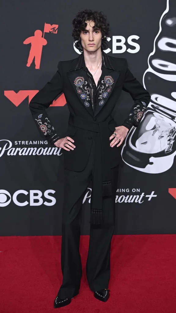Sombr wearing Valentino on the MTV VMA red carpet