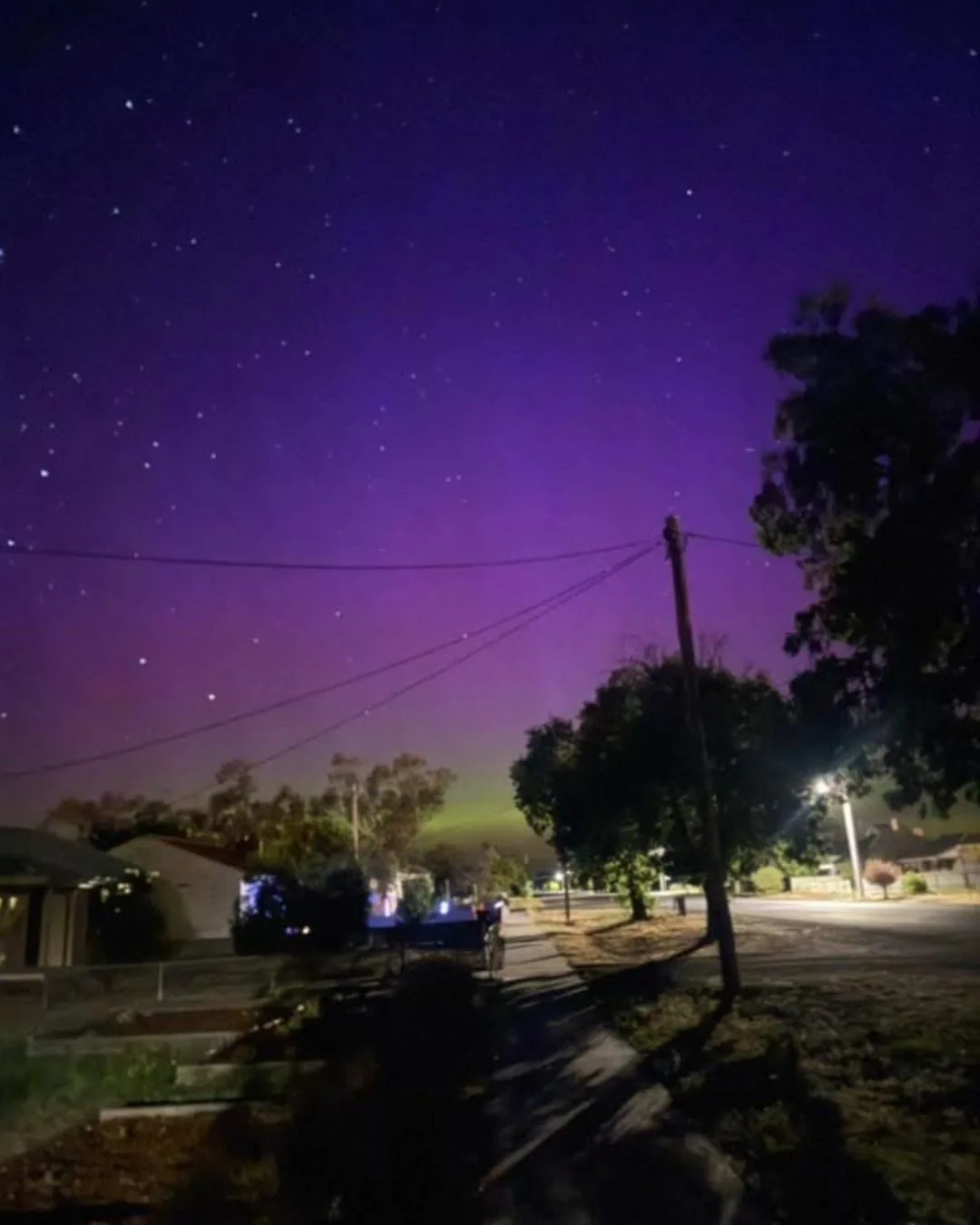 Images of the January aurora australis which was strong enough to be captured on iphone in the suburbs 