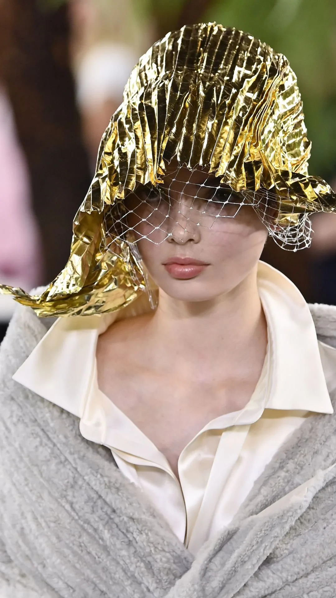 gold leaf bonnets at dior couture 27 