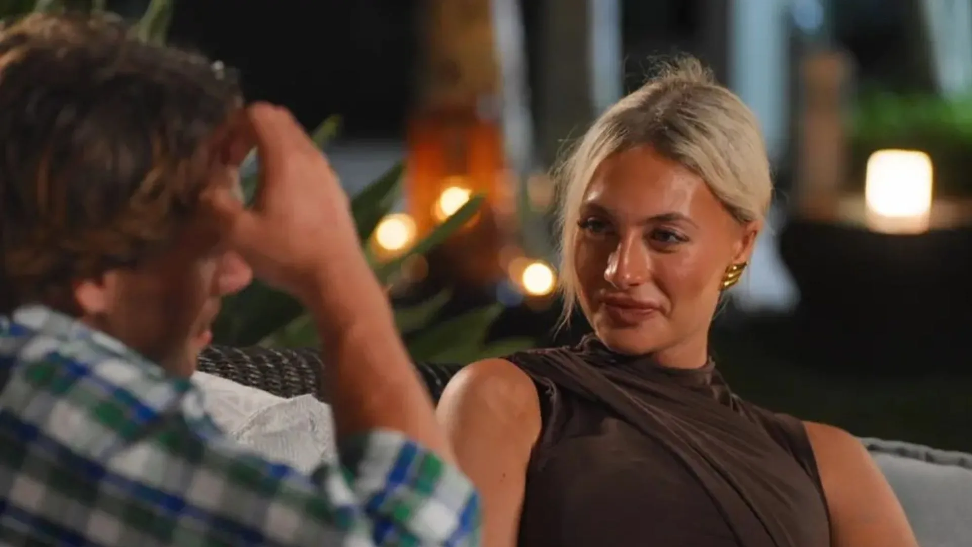 Scarlett talking to dylan on farmer wants a wife 