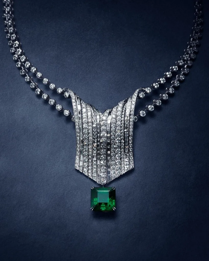 A necklacefrom the tea field parue
