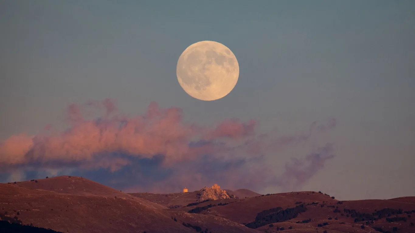 When Will The Golden Harvest Full Moon Rise In Australia?