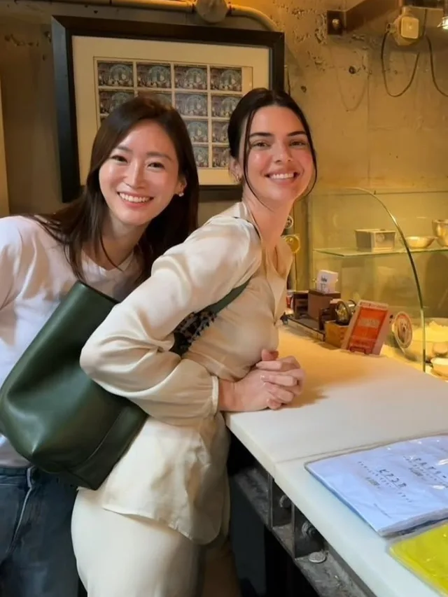 Kendall Jenner in Tokyo carrying a green Alma large tote bag by The Row