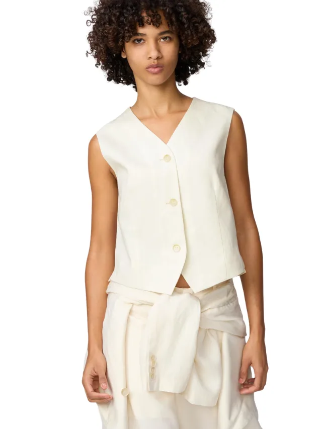 A model wearing a white vest