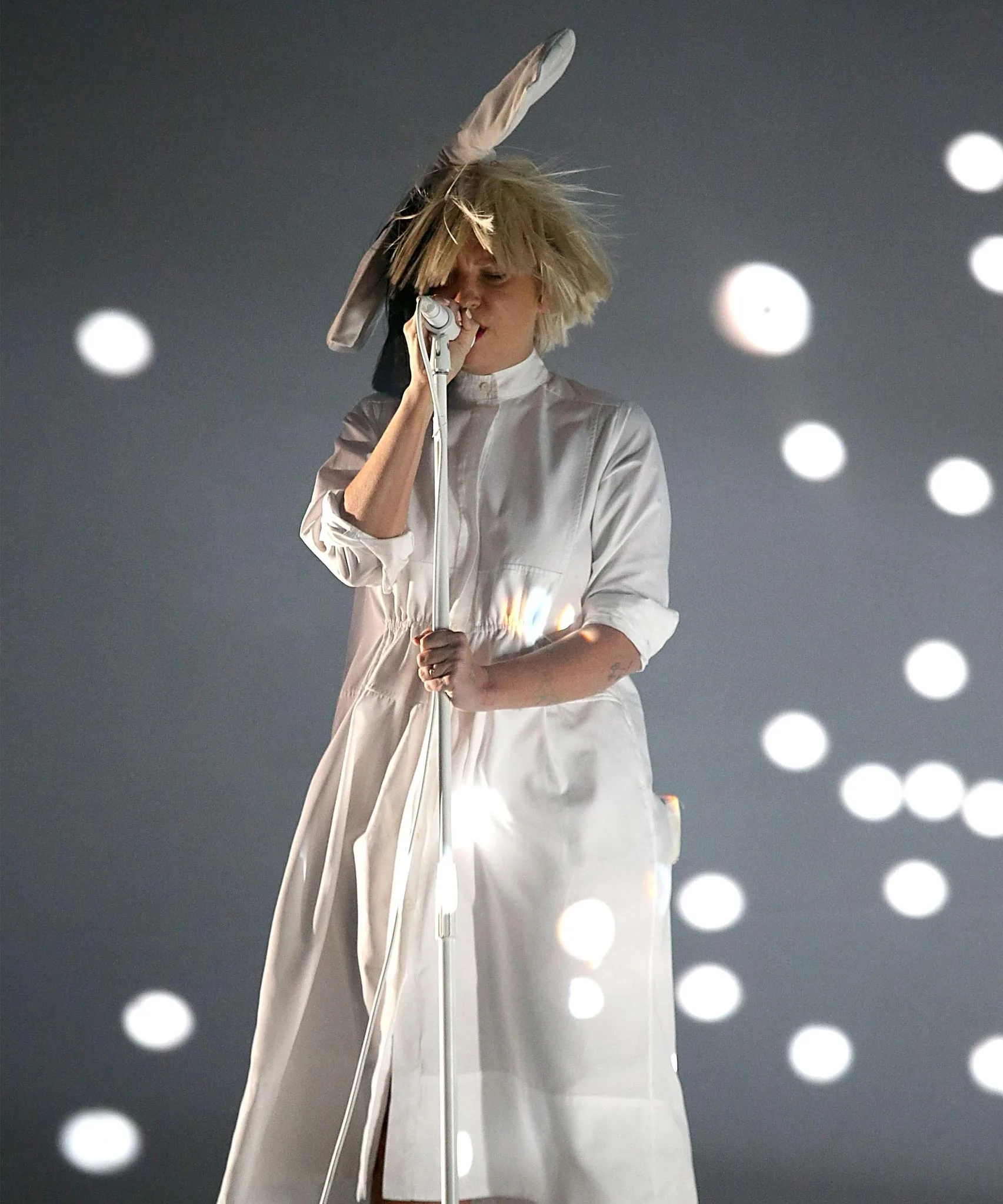 Sia's disguise fails as gust of wind exposes her face