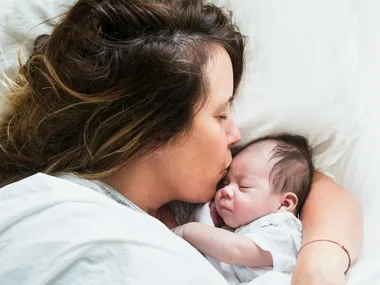 How to safely co-sleep with your baby 