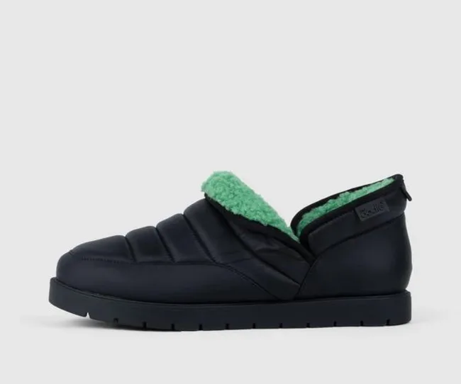 the oodie black puffer boot with green fluffy trim